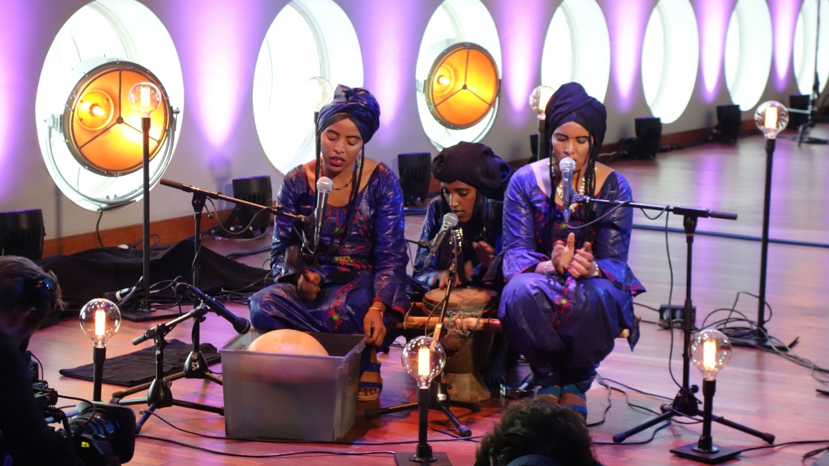 Watch: Les Filles de Illighadad in session for Vrije Geluiden